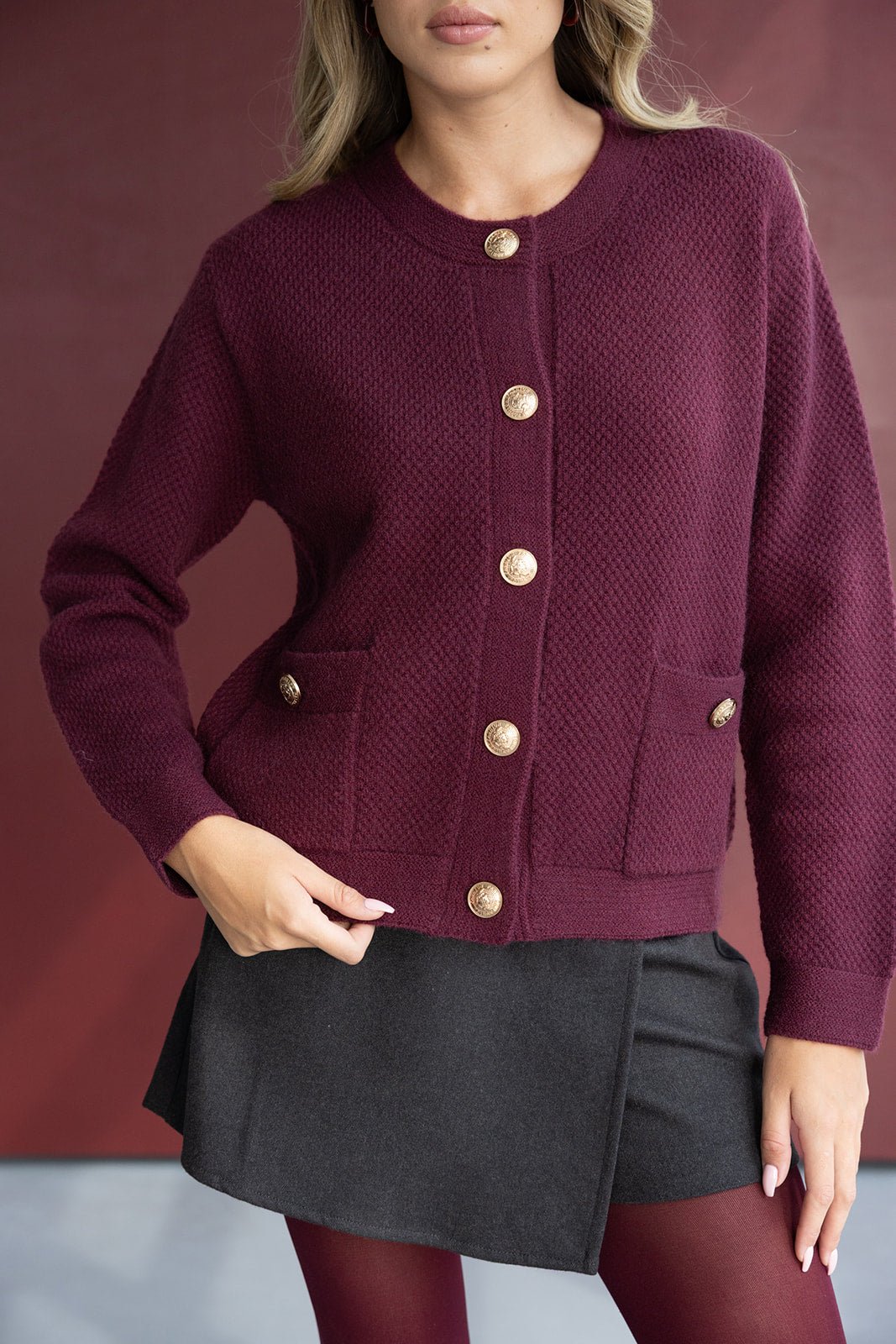 ז'קט בורדו לנשים עם כפתורים זהב, חצאית שחורה וטייץ תואם, אופנה עדכנית לנערות