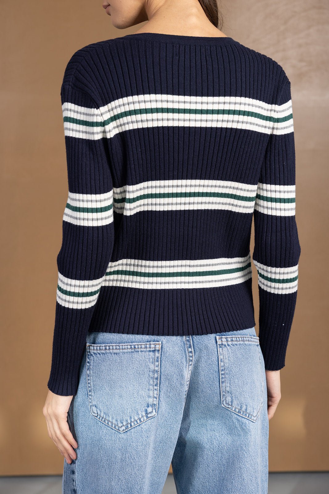 סוודר נשים פסים כחול לבן ירוק, סריג ריב אופנתי עם ג'ינס, מבט מאחור