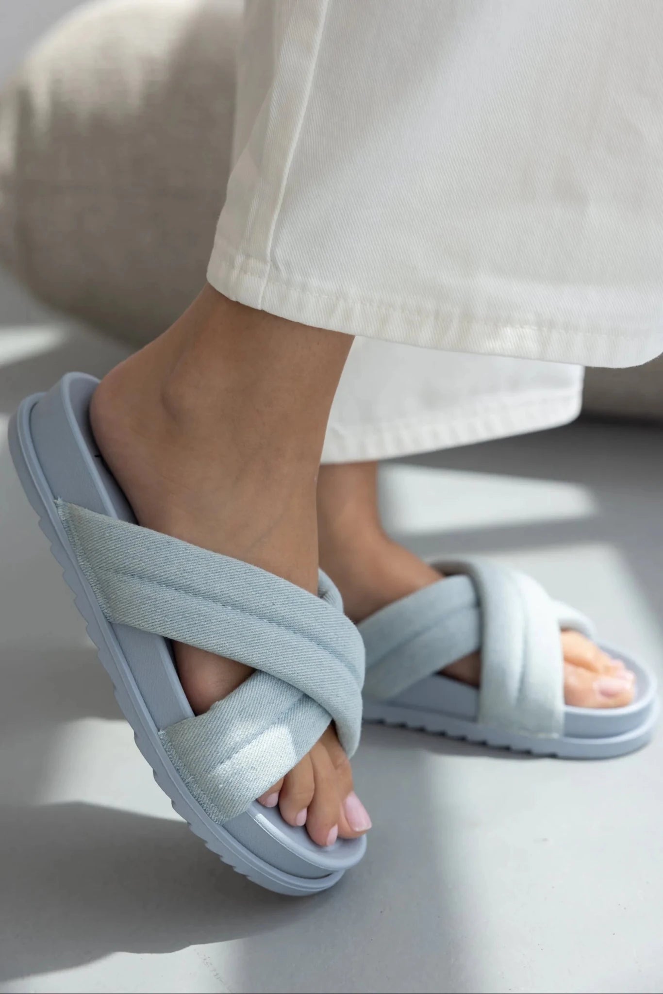 סנדלים שטוחים לנשים עם רצועות בד מצטלבות בצבע תכלת, אופנה קיץ נוחה וטרנדית