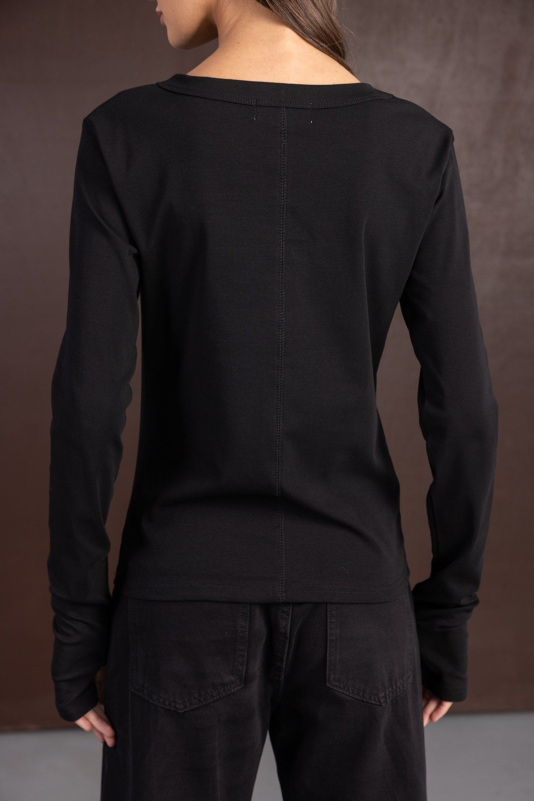 חולצת נשים שחורה ארוכה עם תפרים מאחור, בגדי אופנה לנשים, גב של דוגמנית