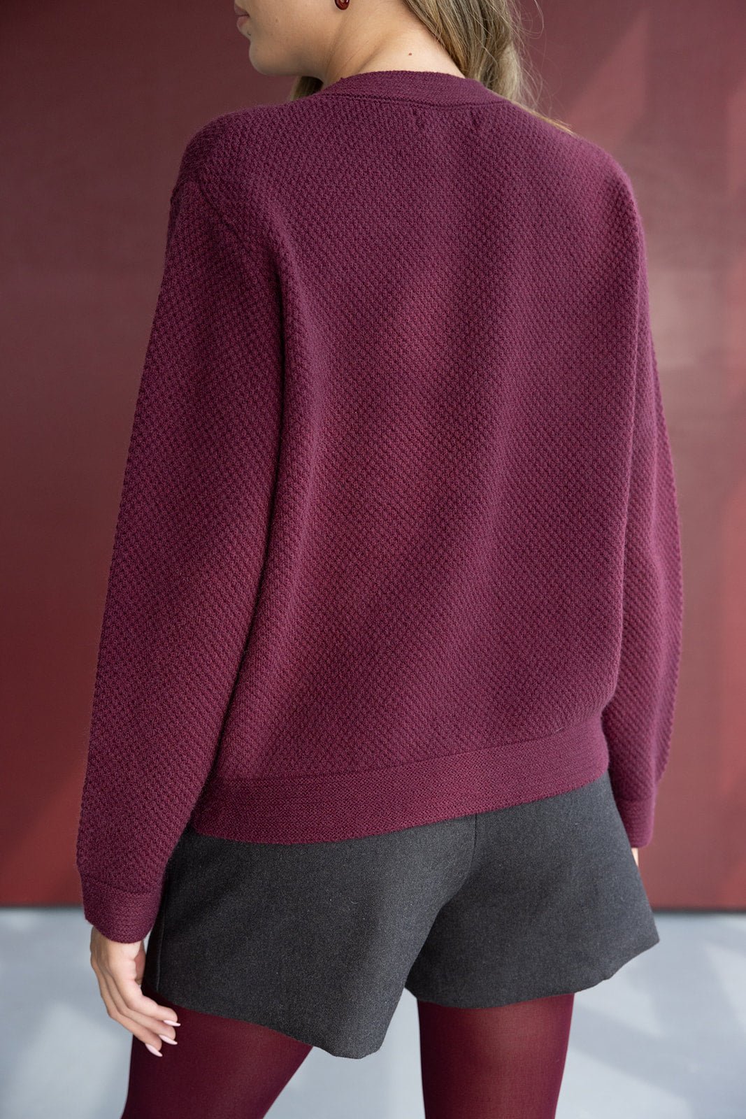 סוודר בורדו טקסטורלי לנשים בשילוב מכנסיים קצרים אפורים וגרביון, אופנת חורף לנערות