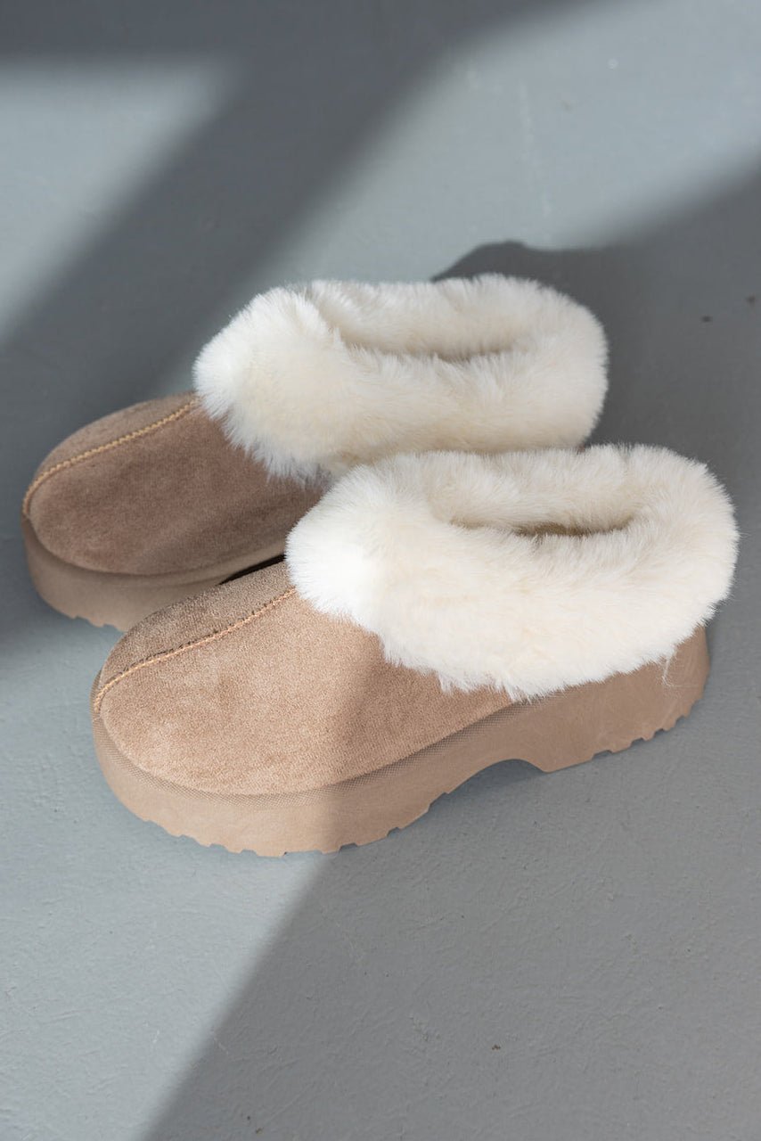 נעלי בית לנשים מעור דמוי זמש בצבע בז', עם פרווה לבנה, על סוליה עבה ואופנתית