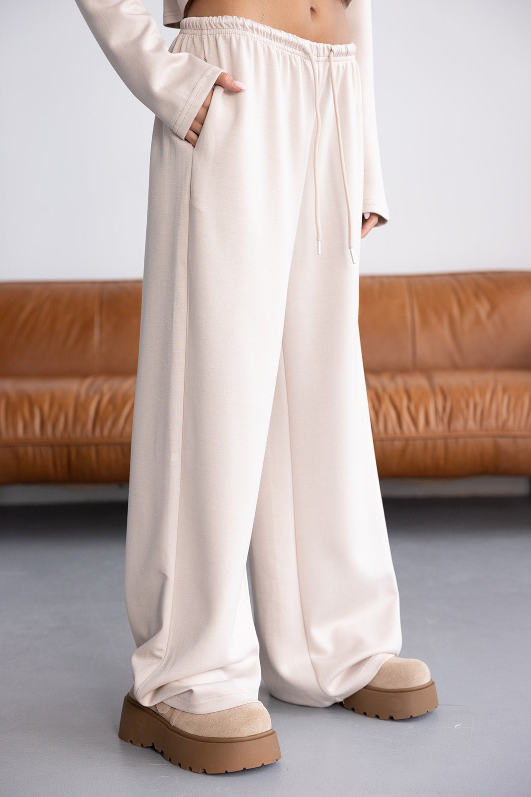 מכנסי טרנינג נשים בגזרה רחבה בצבע בז', עם מותן אלסטית ושרוך, אופנת רחוב צעירה