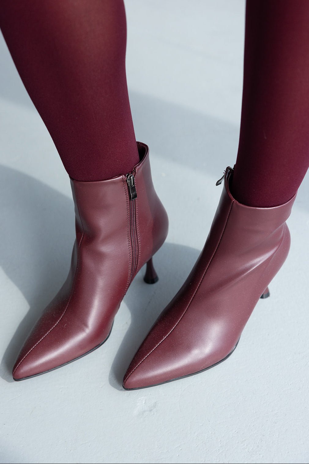 מגפי עקב חורף אופנתיים בצבע בורדו עם רוכסן, לנשים, צילום על רגליים עם גרביון תואם