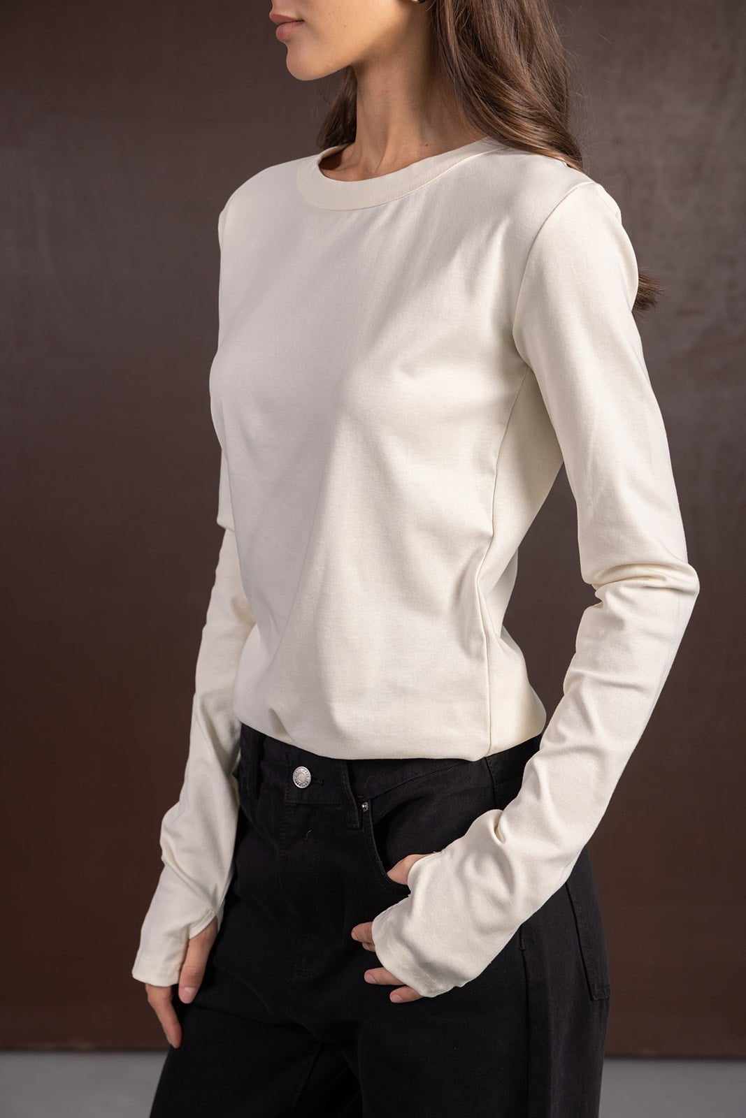 חולצת נשים שרוול ארוך בצבע שמנת עם מכנס שחור, אופנת נשים עכשווית