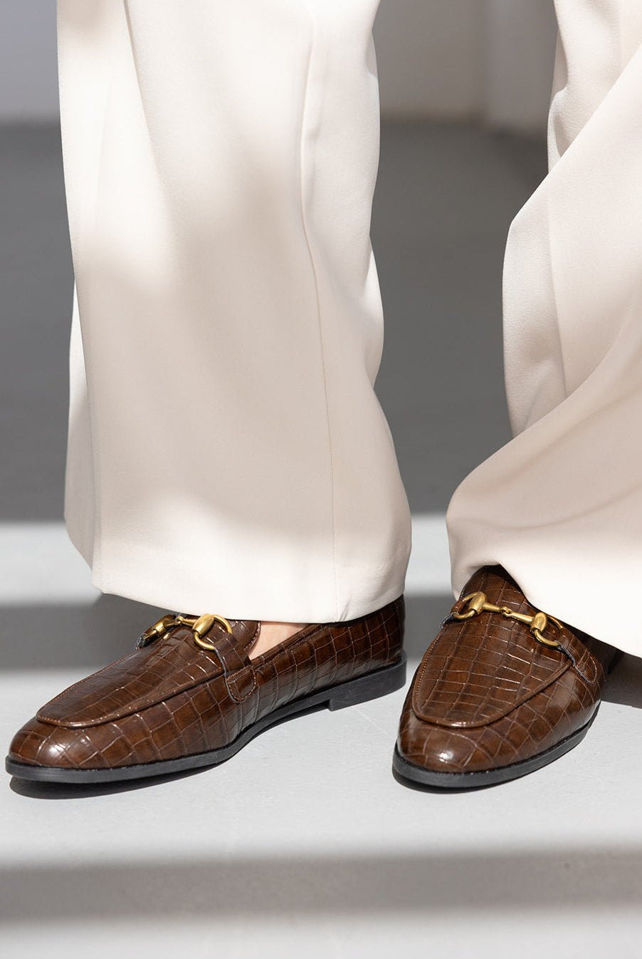 לופים חומים בסגנון עור קרוקו עם אבזם זהב, ננעלים עם מכנסיים בהירים אופנתיים