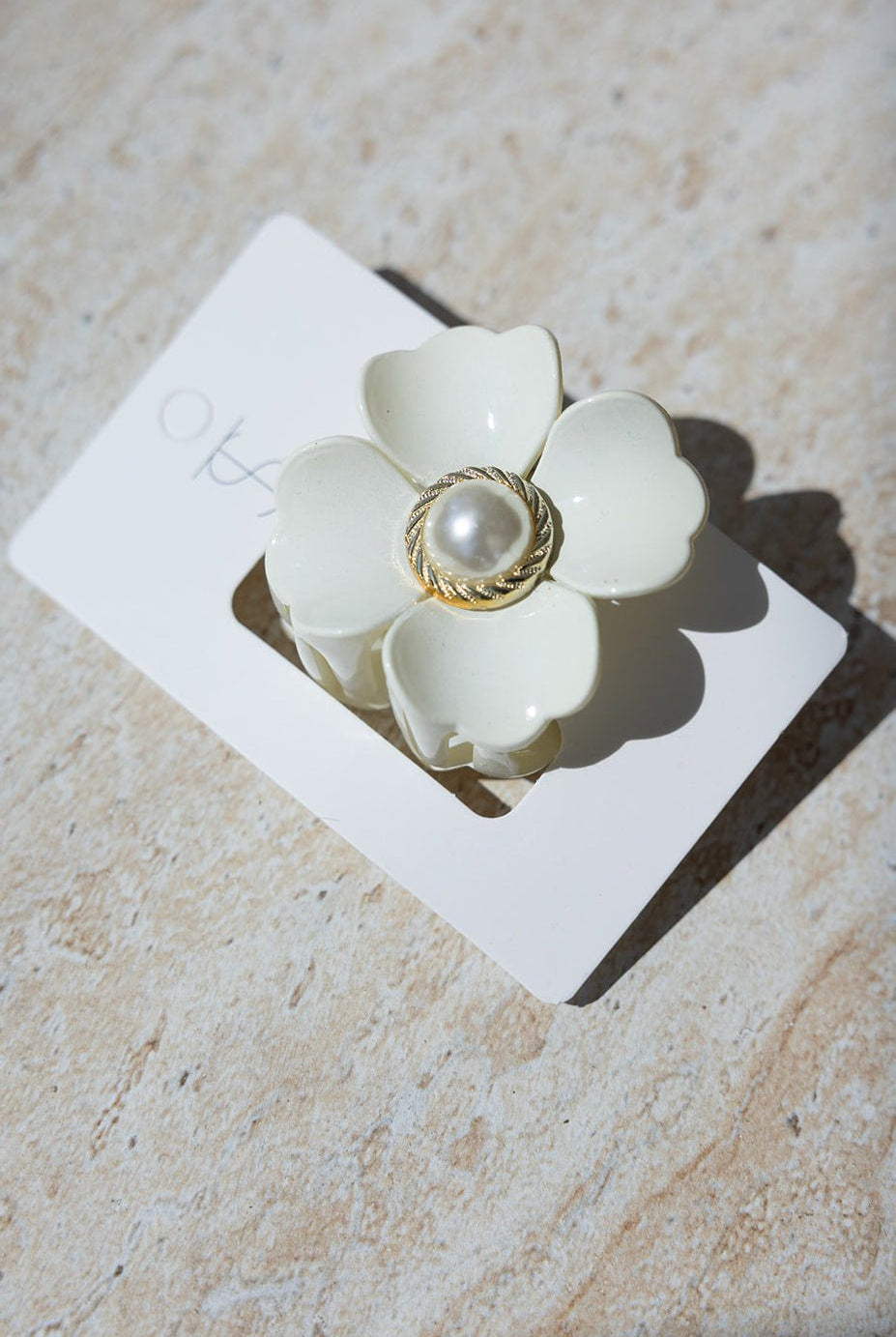 קלאמר שיער פרח לבן עם פנינה במרכז, אקססוריז לנשים על רקע בהיר