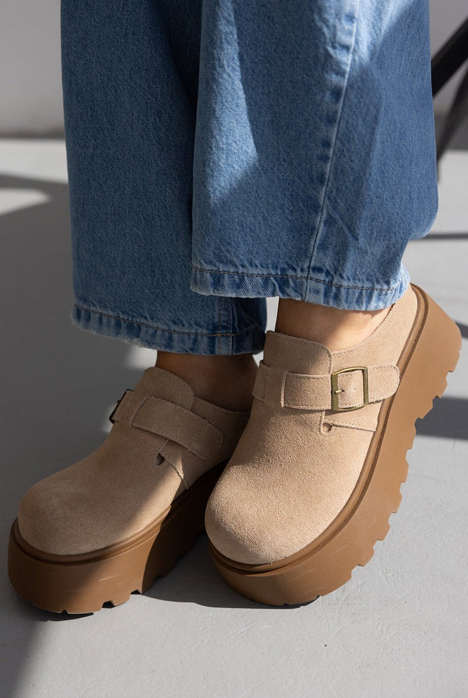 נעליים לנשים בז׳ עם אבזם עקב סוליה עבה, נעל סגנון מוקסין אופנתי על רקע ג׳ינס