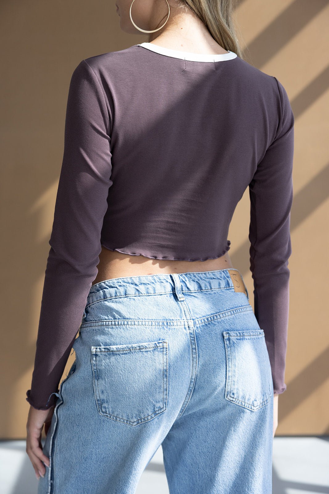 חולצת קרופ ארוכה סגולה עם שוליים גזורים וג'ינס בגזרה גבוהה לנשים, אופנת קז'ואל צעירה