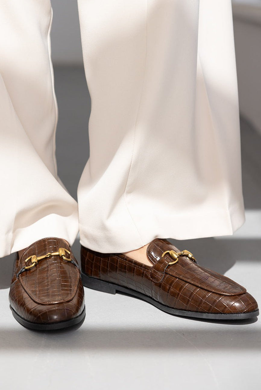 מגפי מוקסין לנשים, חום כהה דמוי עור תנין עם אבזם מוזהב, מכנסיים לבנים