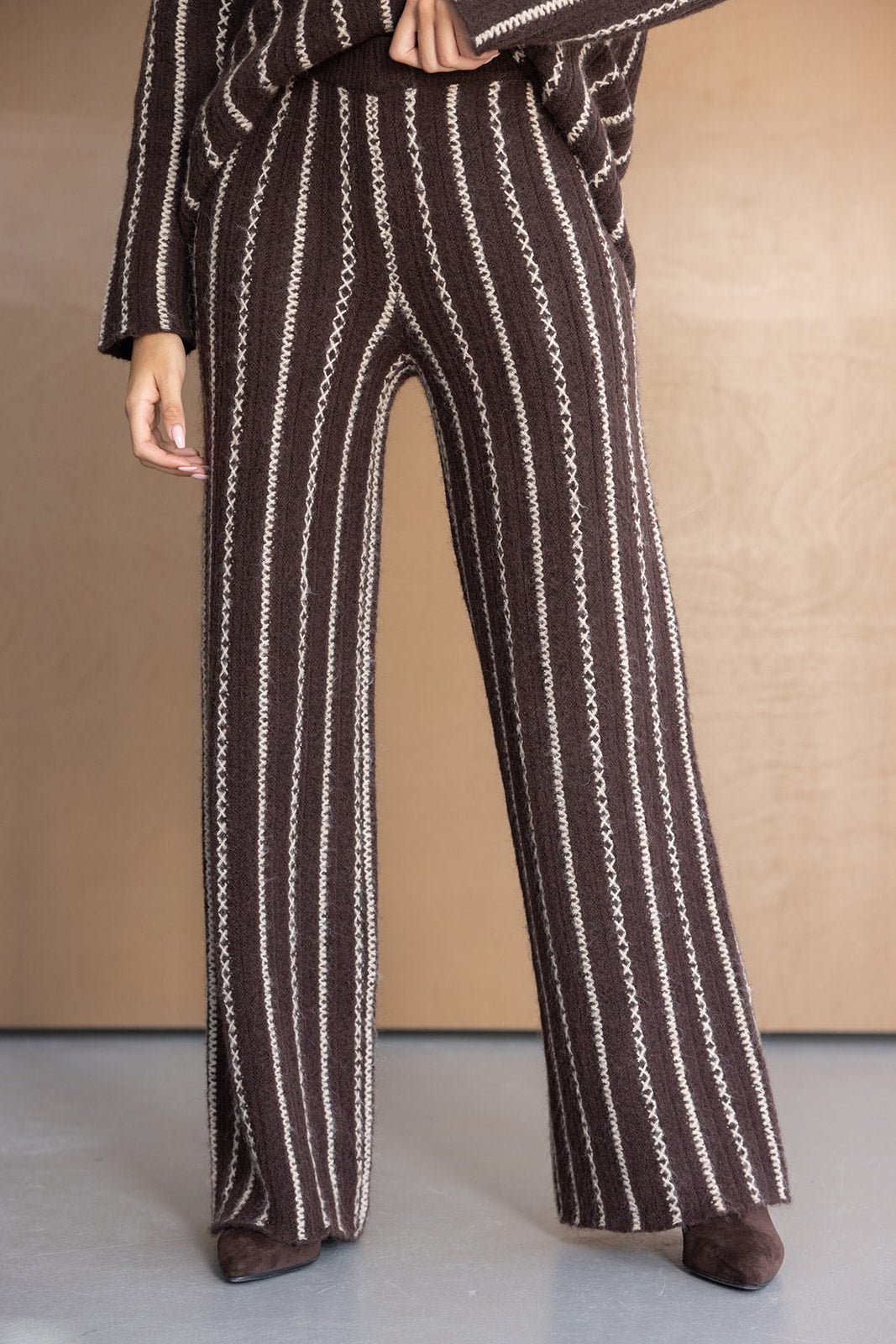 מכנסיים מחויטים רחבים לנשים, בד חום עם פסי תפר לבנים, אופנה עדכנית