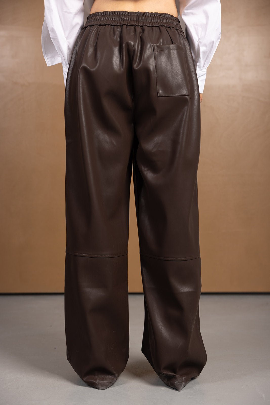 מכנסיים רחבים מנשים דמוי עור חום כהה עם גומי במותן וכיס אחורי, אופנה טרנדית לנערות