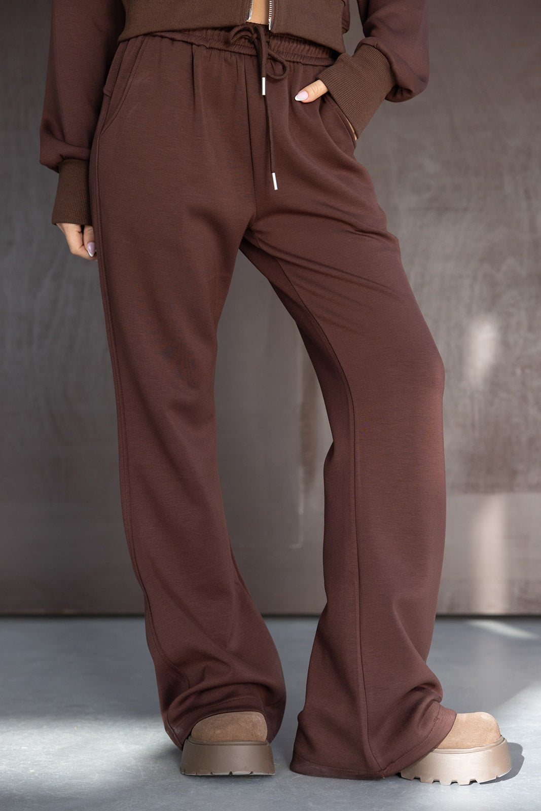 מכנסי טרנינג חומים לנשים בגזרה רחבה עם שרוך, אופנה יומיומית נוחה ועדכנית