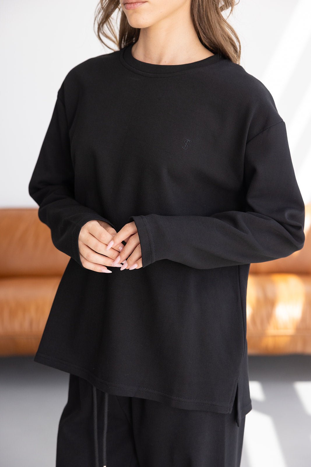 חולצת נשים שחורה ארוכה מבד נעים, עם סמל עדין רקום, אופנה לנשים צעירות