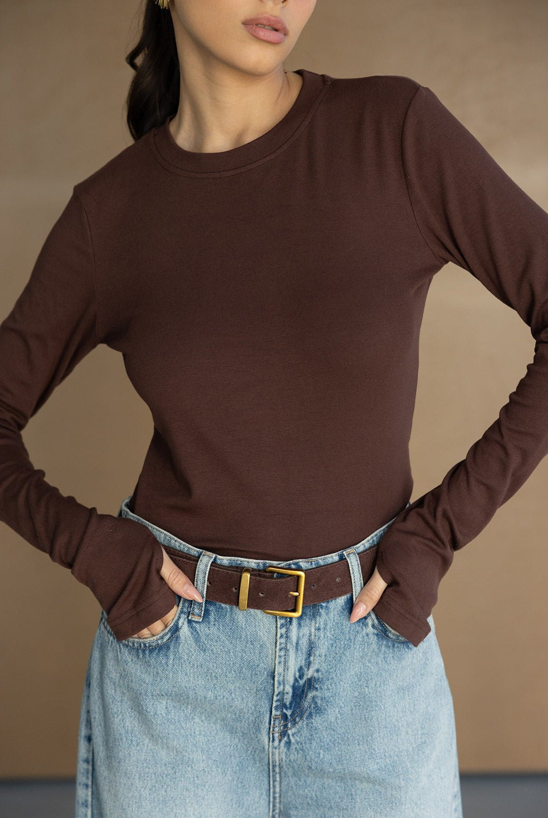 חולצת נשים ארוכה חומה עם ג'ינס רגיל וחגורת עור, אופנת קז'ואל לנשים צעירות