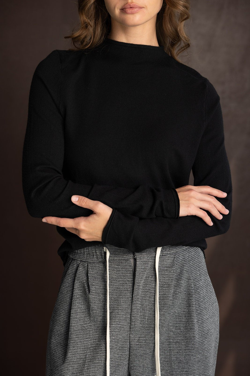 חולצת נשים שחורה עם שרוולים ארוכים ומכנסי בד אפורים בגזרה גבוהה