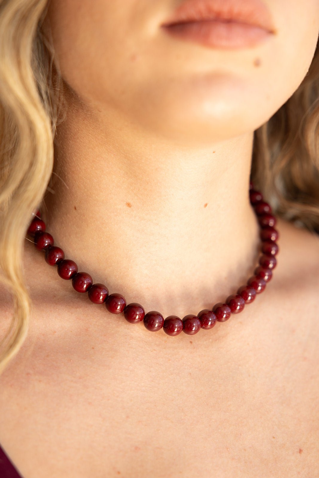 שרשרת חרוזים אדומים בסגנון קלאסי על צוואר של אישה, תכשיטים אופנתיים לנשים