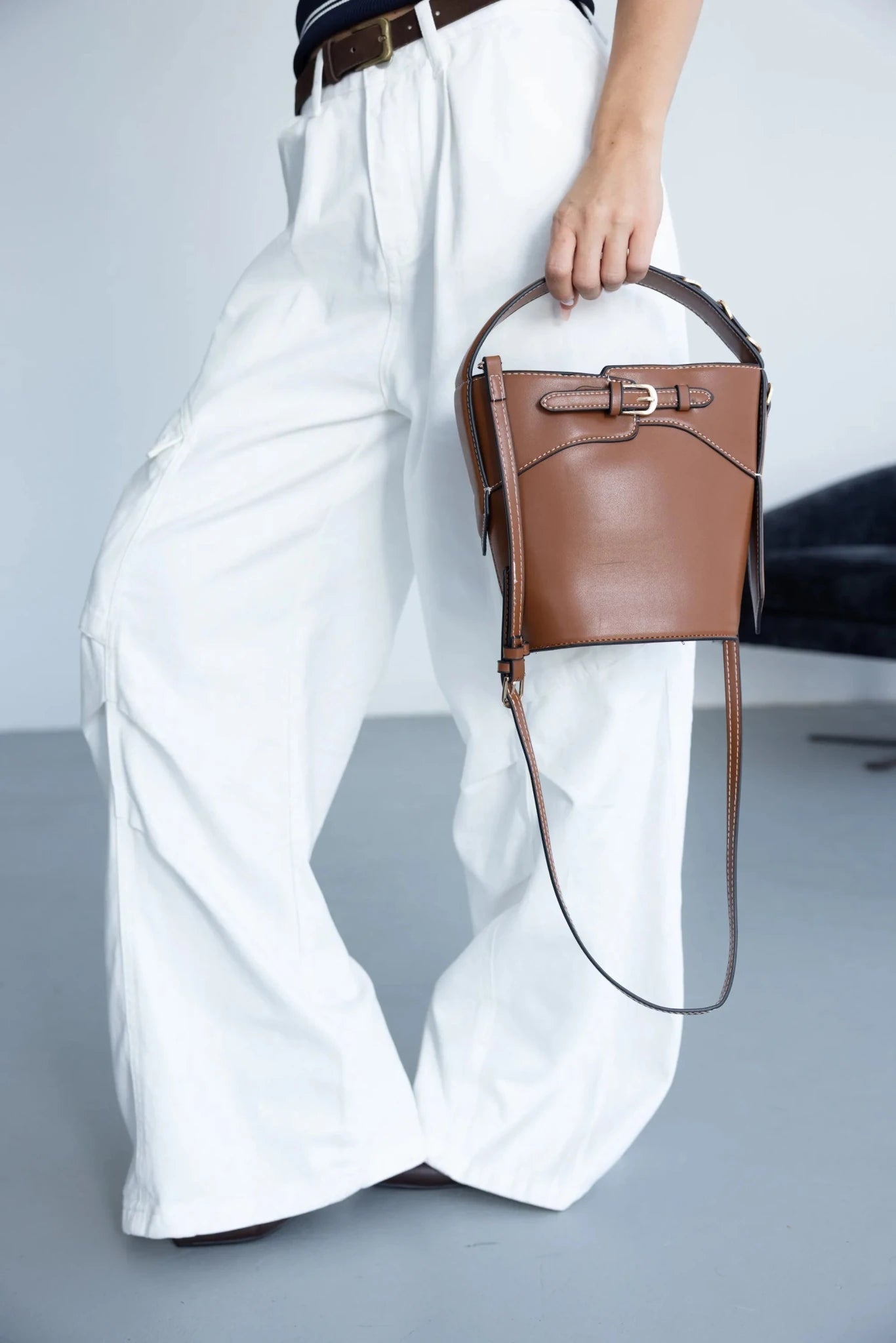 מכנסיים לבנים רחבים לנשים עם חגורה חומה ותיק יד חום, אופנת נשים מודרנית