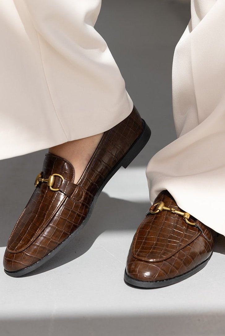 לופר נשים חום דמוי עור תנין עם אבזם זהב, משתלב עם מכנס שמנת אופנתי