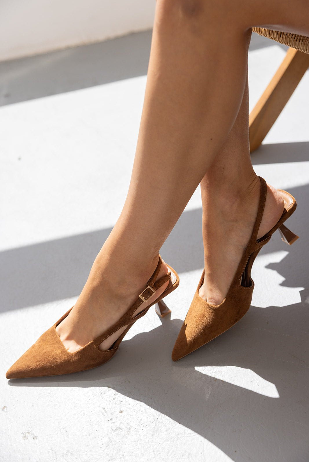 נעלי עקב חומות לנשים עם רצועה אלכסונית, עיצוב טרנדי אופנתי לצעירות