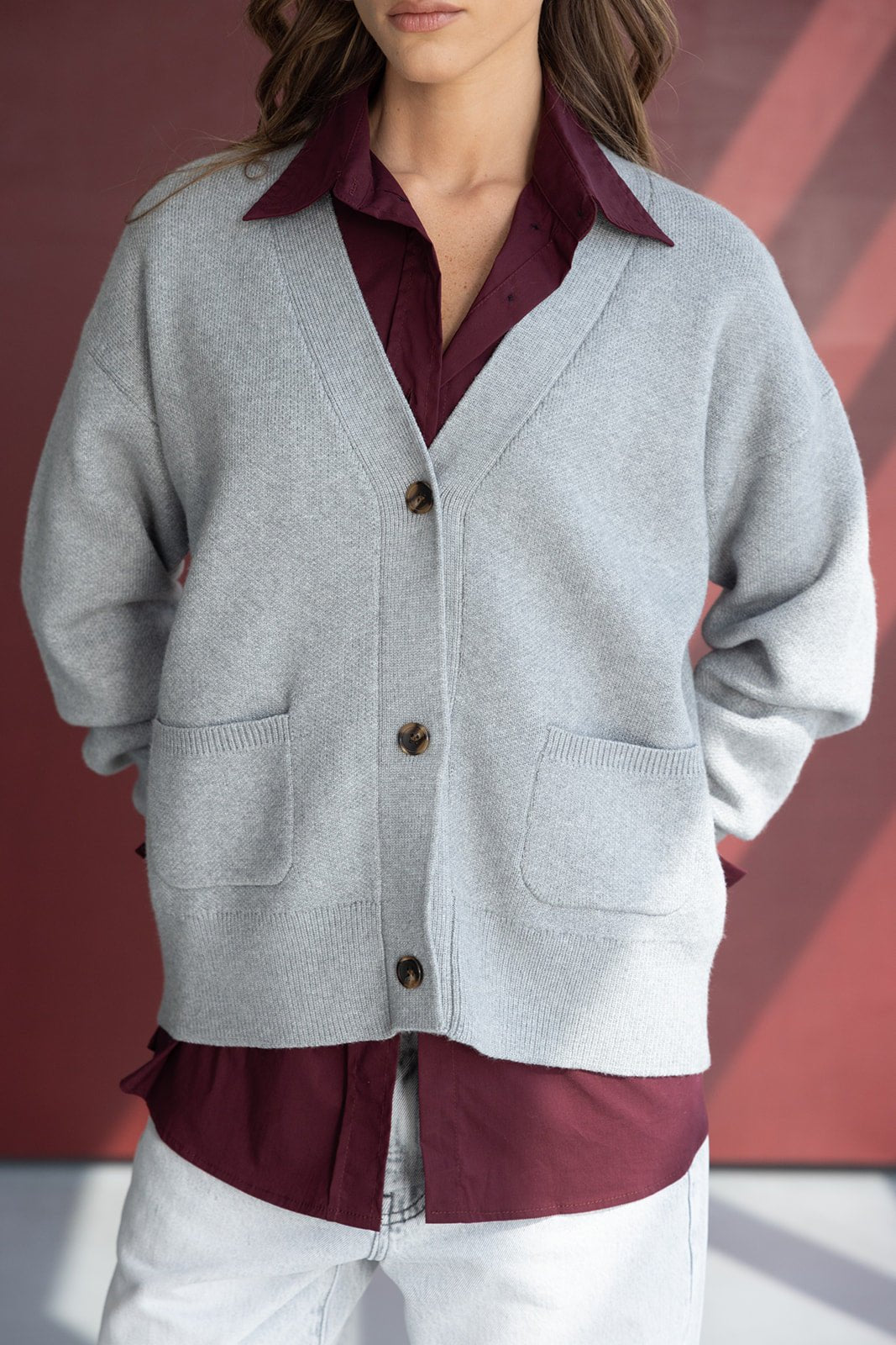 קרדיגן נשים אפור עם כפתורים גדולים, חולצה בורדו מתחת, אופנת חורף לנערות