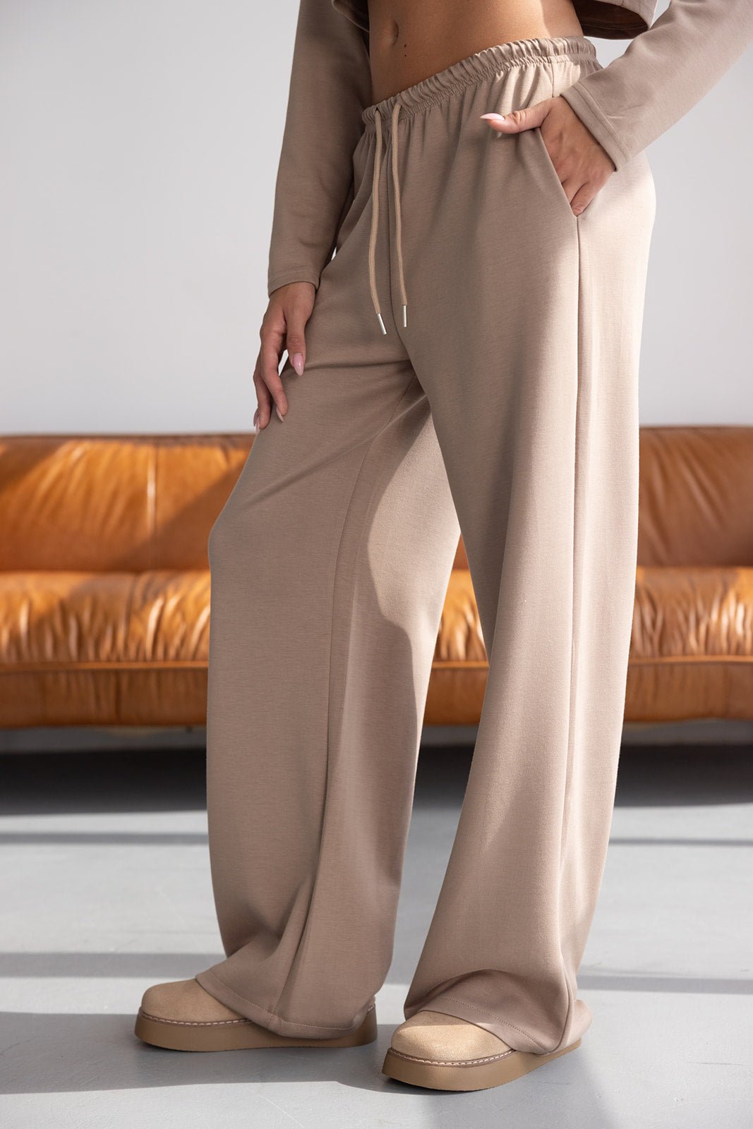 מכנסי טרנינג נשים בצבע בז', גזרה רחבה עם גומי ושרוך, אופנה לנשים צעירות