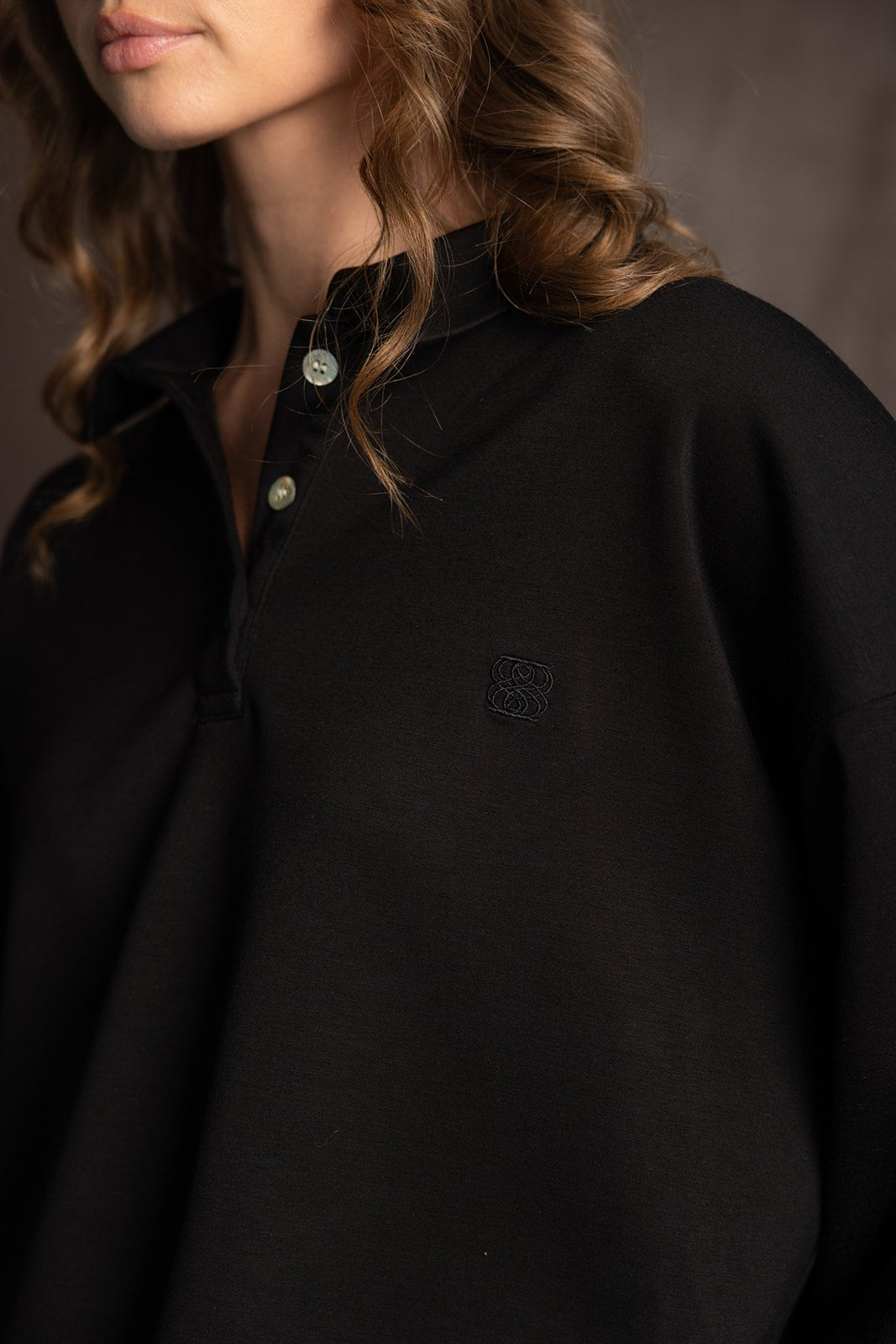 חולצת נשים שחורה עם כפתורים וצווארון, רקמת לוגו, אופנה לנשים צעירות