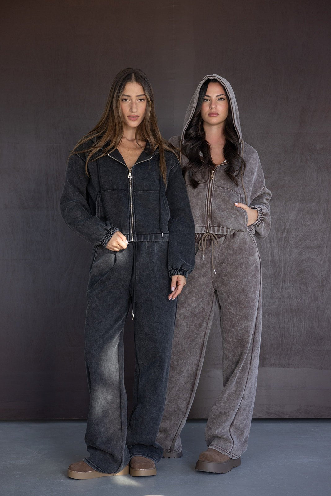 שתי נשים לובשות טרנינג נשים עם ריצ'רץ' בגוונים כהים, אופנה טרנדית לנערות וצעירות