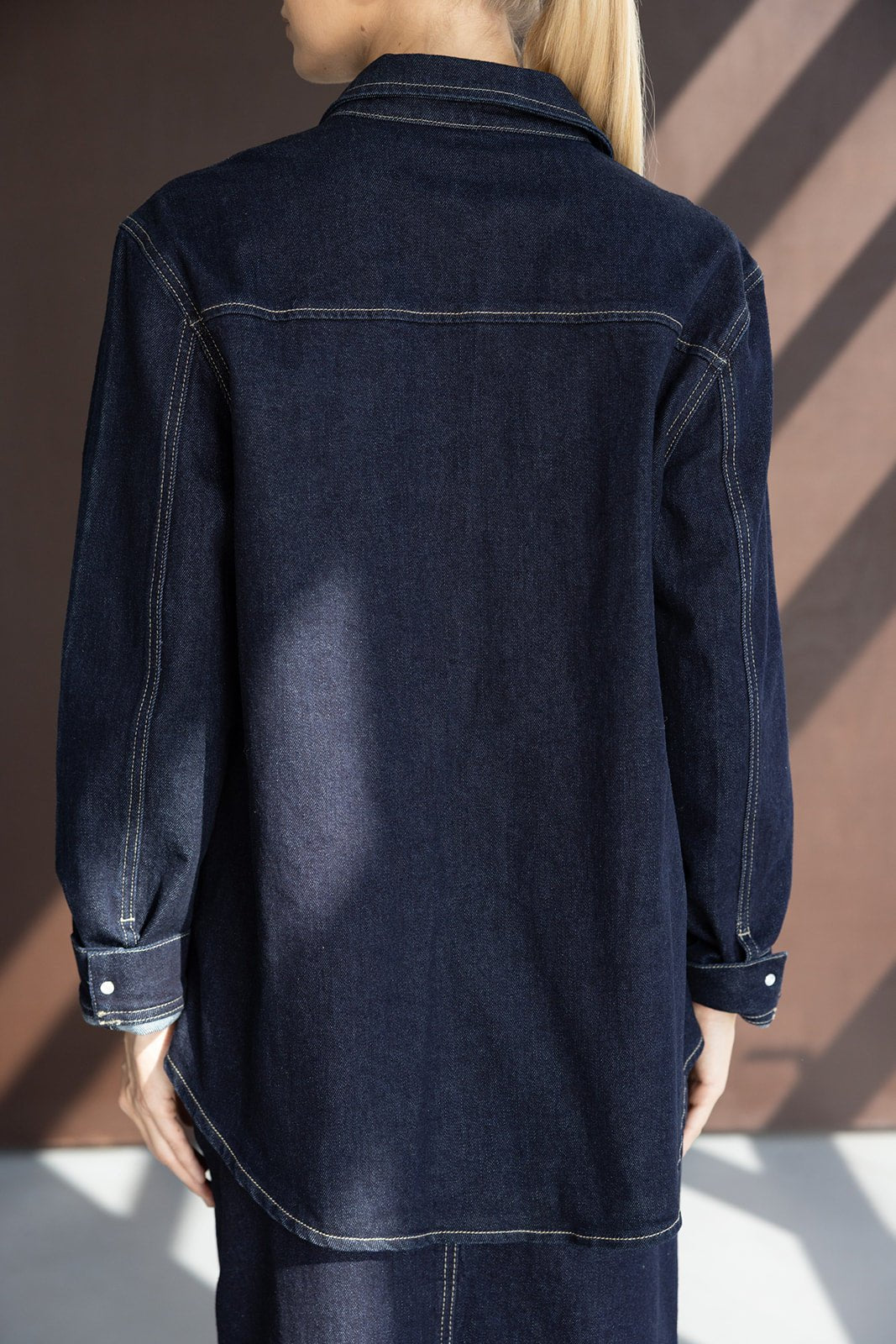 חולצת ג'ינס ארוכה לנשים בצבע כחול כהה, מבט גב, אופנת קז'ואל לנערות