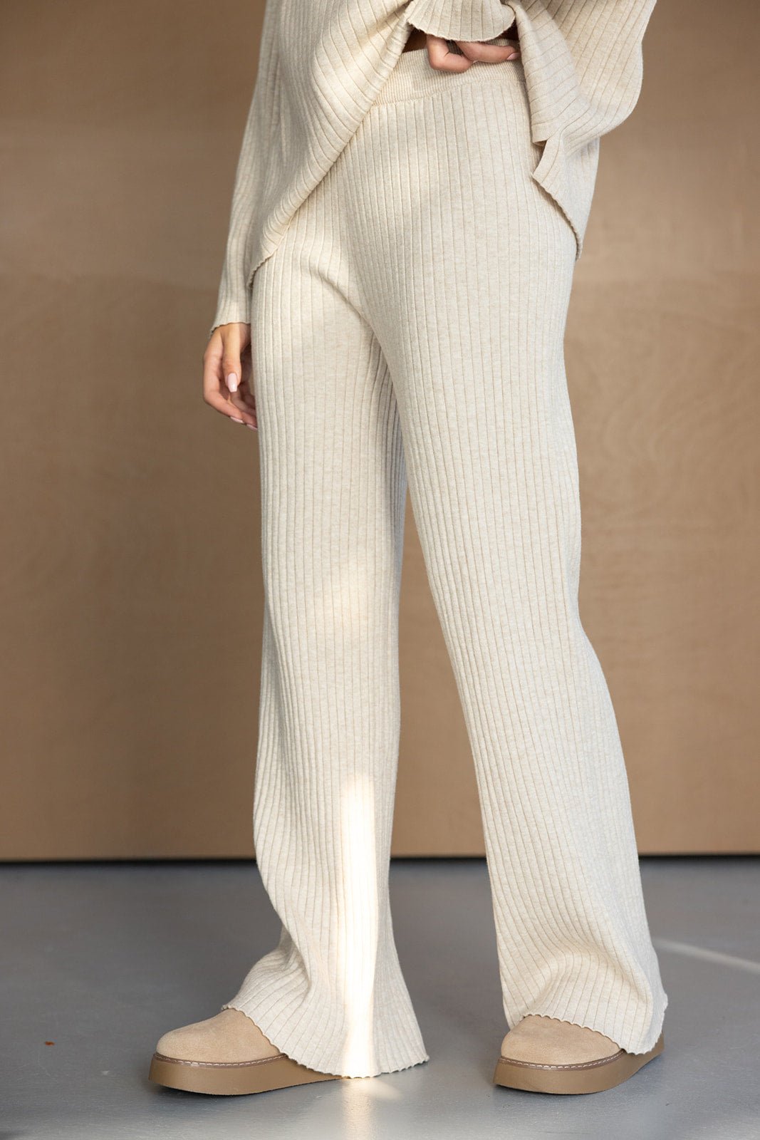 מכנסיים וסוודר נשים מחטבים מבד סריג בצבע בז', סט אופנתי חורפי לנשים