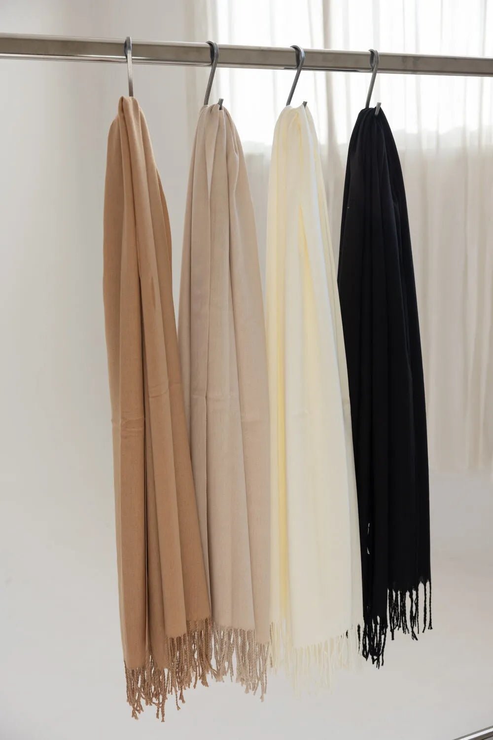 צעיפים לנשים בצבע חום, בז', שמנת ושחור תלויים על קולב, אקססוריז אופנתי