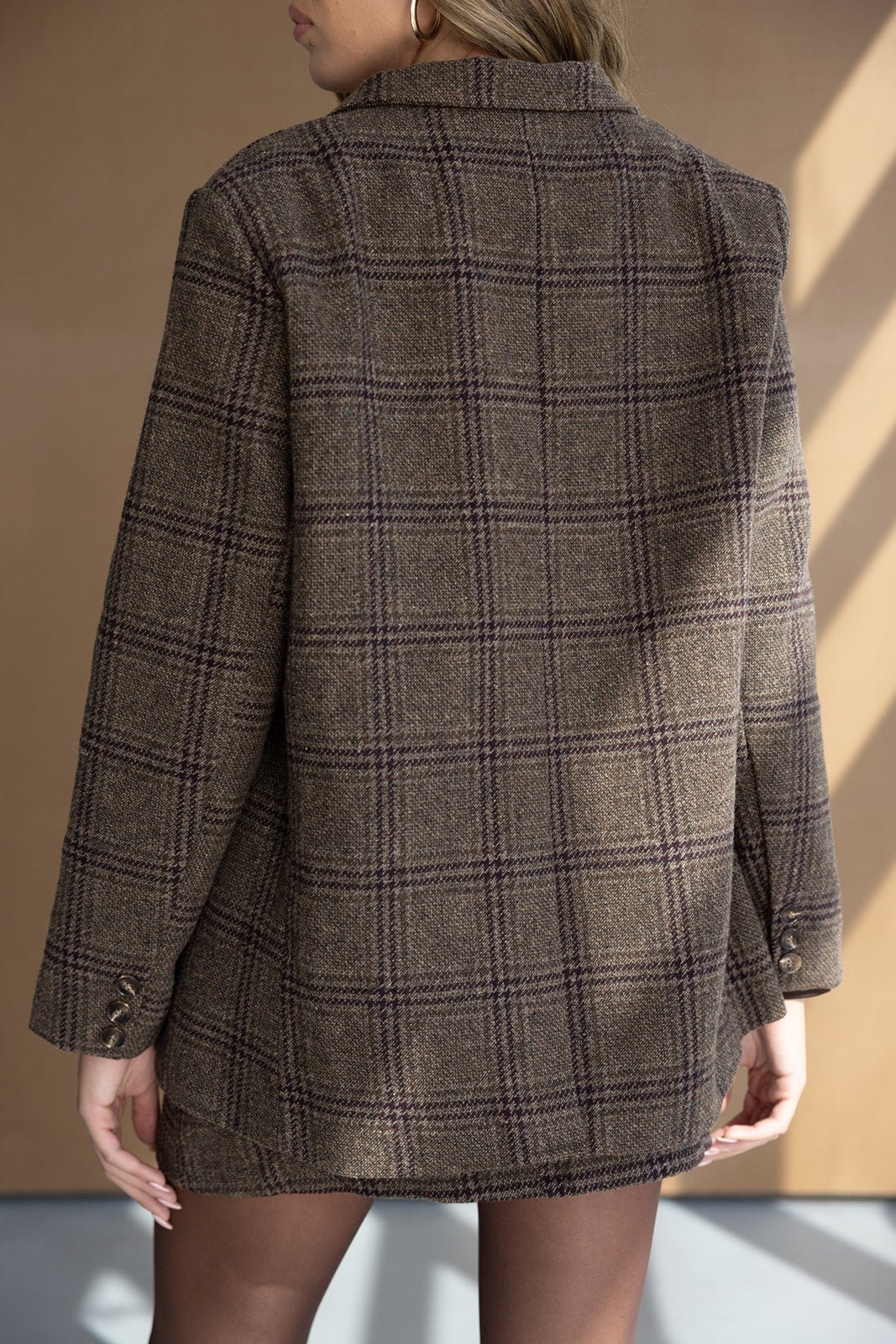 בלייזר נשים קלאסי משובץ חום, מבד עבה, עם כפתורים, מראה אלגנטי עכשווי