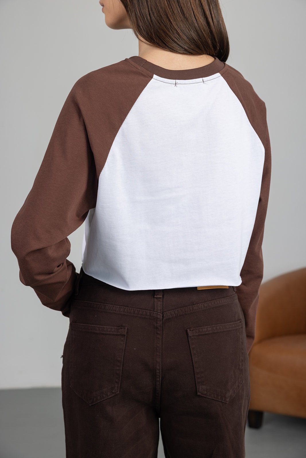 חולצת קרופ ג'סי | חומה - TwentySix