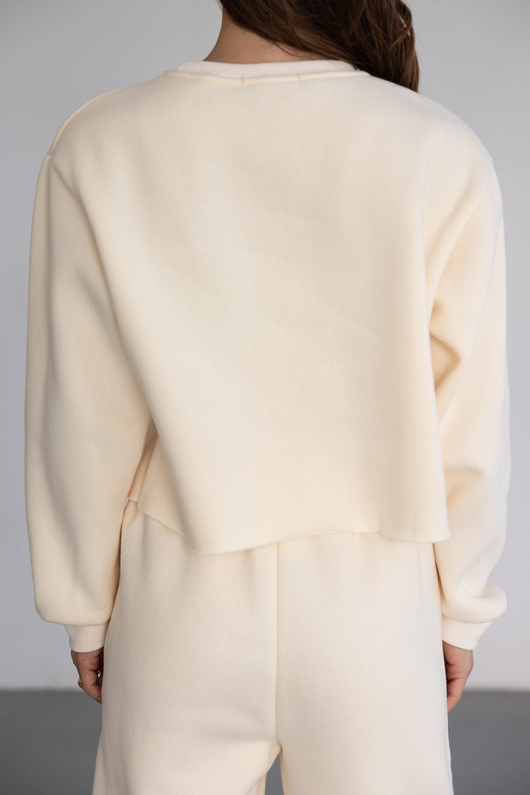 טרנינג נשים בצבע שמנת, מבד רך, צילום גב, אופנת חורף לנשים צעירות