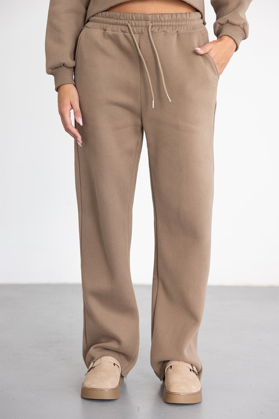 מכנסי טרנינג נשים חום קרמל בגזרה רחבה עם גומי ושרוך קשירה, אופנת רחוב קז'ואל