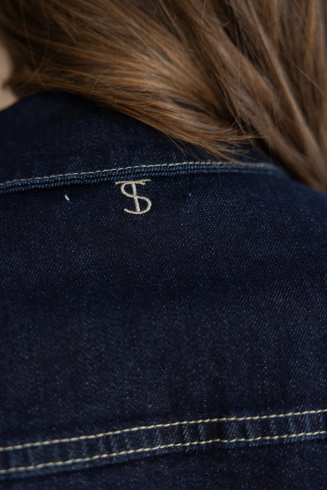 ז'קט ג'ינס כהה לנשים עם רקמת אותיות על הגב, אופנה טרנדית לנערות