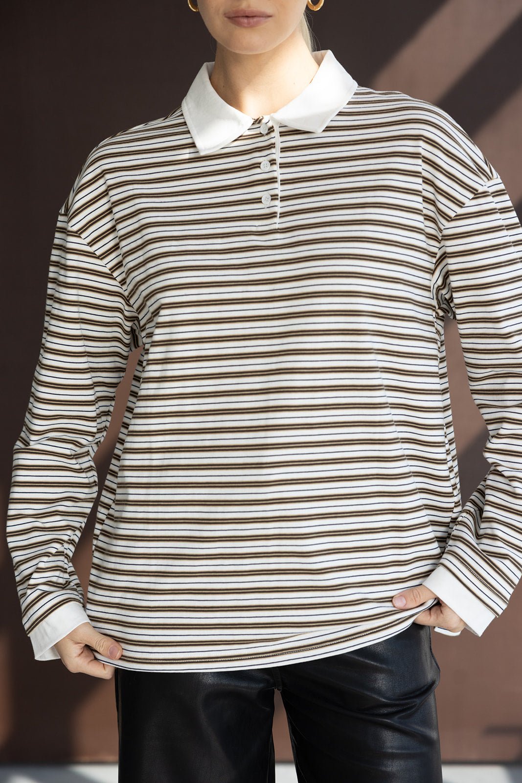 חולצת נשים פסים חומים ולבנים עם צווארון לבן, שרוולים ארוכים, אופנת קז'ואל