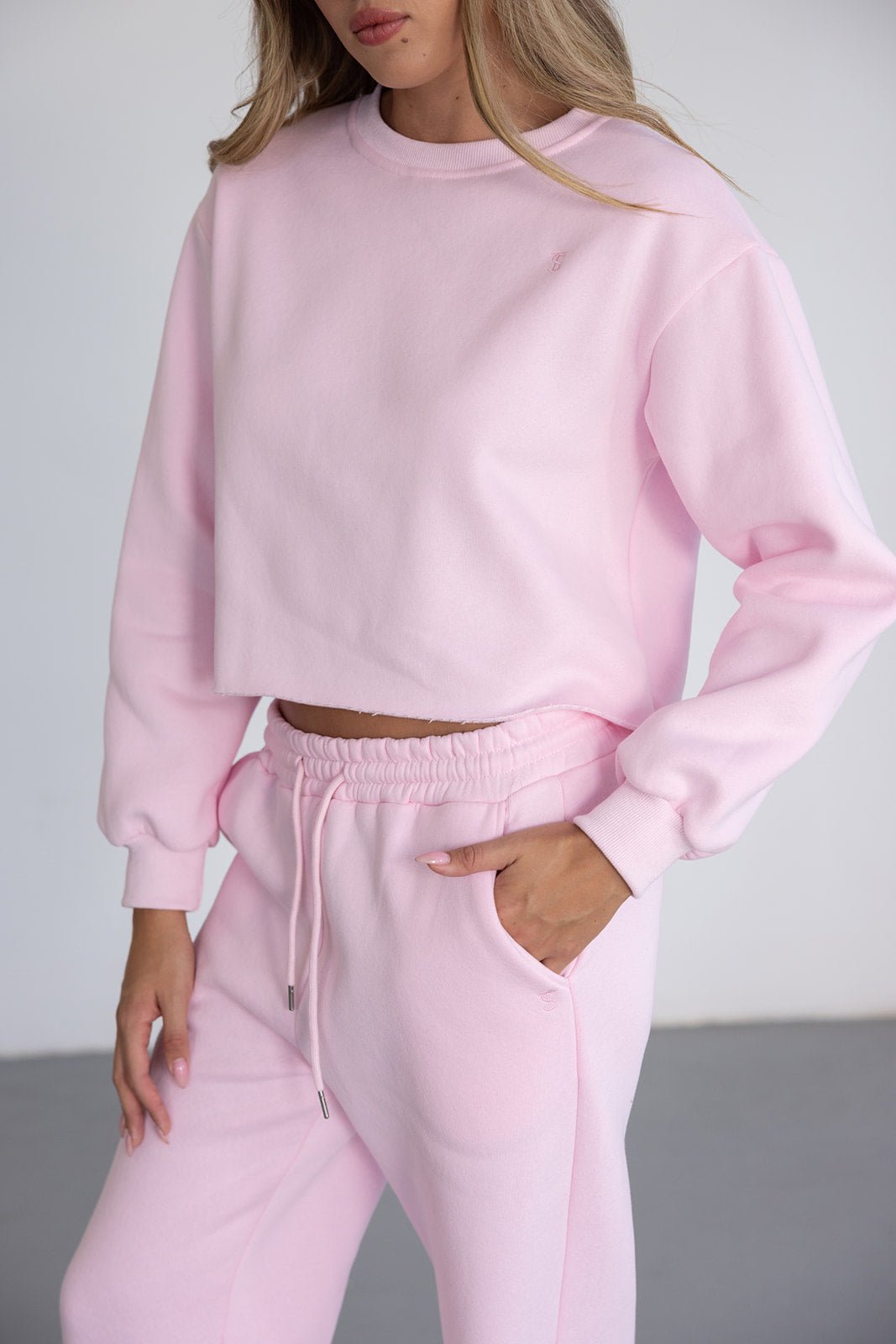 חליפת טרנינג ורודה לנשים, סווצ'ר קרופ עם מכנס מחויט, אופנה לנערות, לוק ספורטיבי