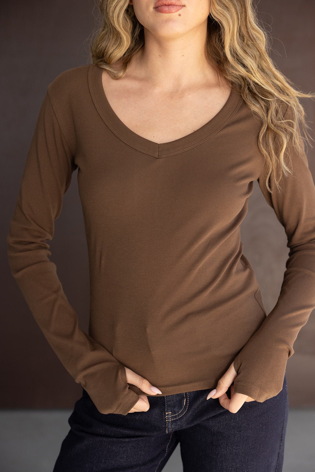 חולצת נשים חומה עם שרוול ארוך ומחשוף וי, אופנה לנשים צעירות