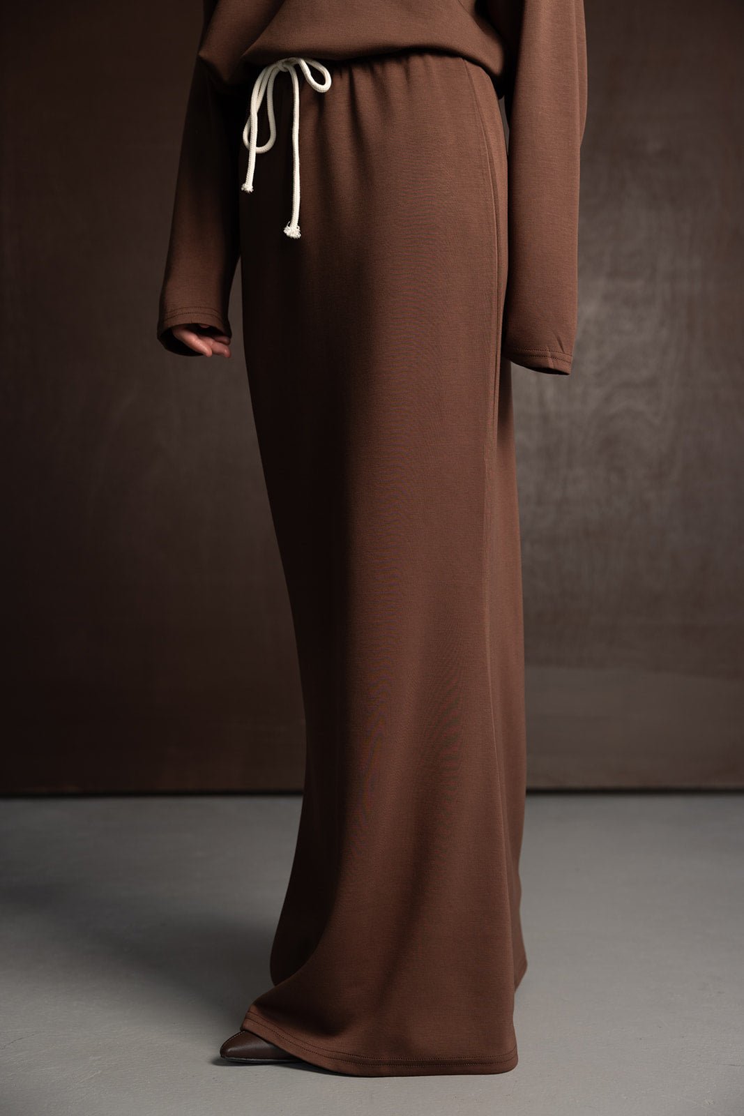 חצאית מקסי חומה עם שרוך קשירה לנשים, בד נעים וסגנון אופנתי לצעירות