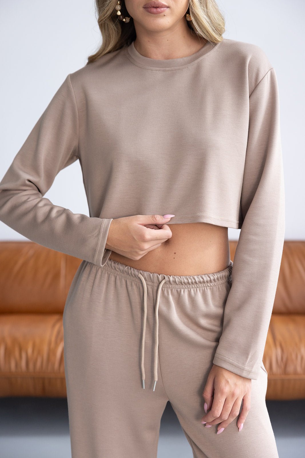 סט טרנינג נשים אופנתי בצבע בז', חולצה ארוכה קצוצה ומכנסיים בגזרה נינוחה