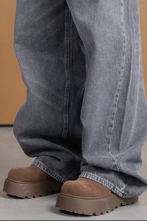 מכנסי ג'ינס רחבים לנשים ונערות בגוון אפור עם נעליים חומות טרנדיות, אופנת רחוב צעירה