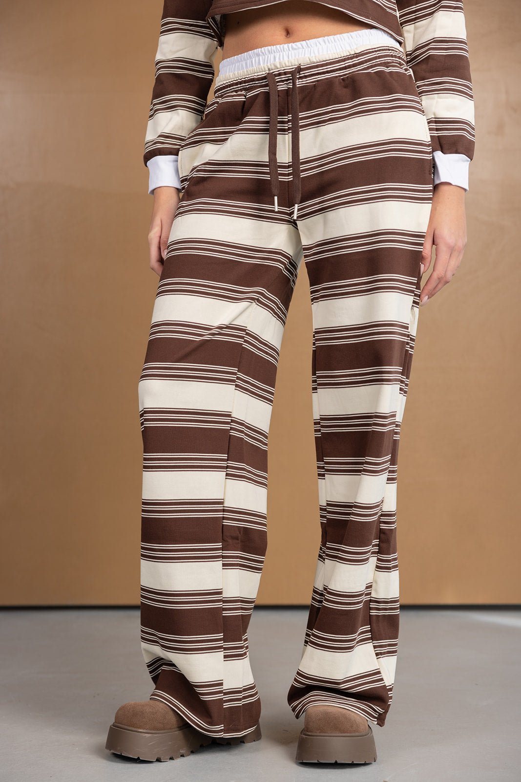 מכנסי נשים פסים חומים ולבנים, גזרה רחבה, אופנת רחוב צעירה וטרנדית