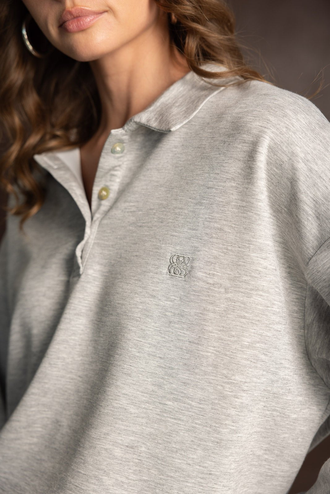 חולצת קולרים אפורה לנשים, בד רך, שרוולים קצרים, כפתורים וסמל רקום, אופנת קז'ואל