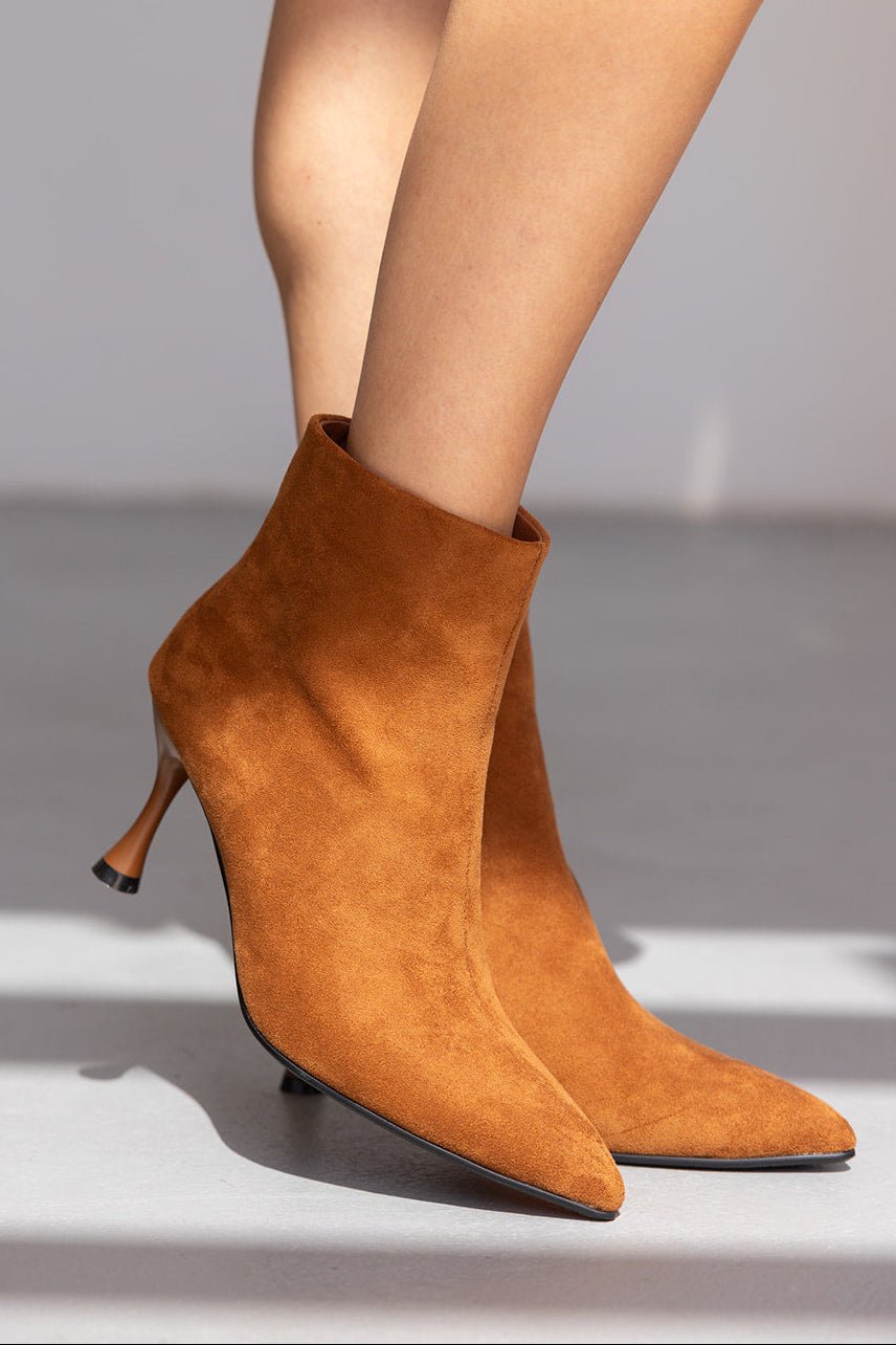 מגפי עקב לנשים בצבע חום, זמש, עקב דק וחד, אופנה לנערות ולנשים