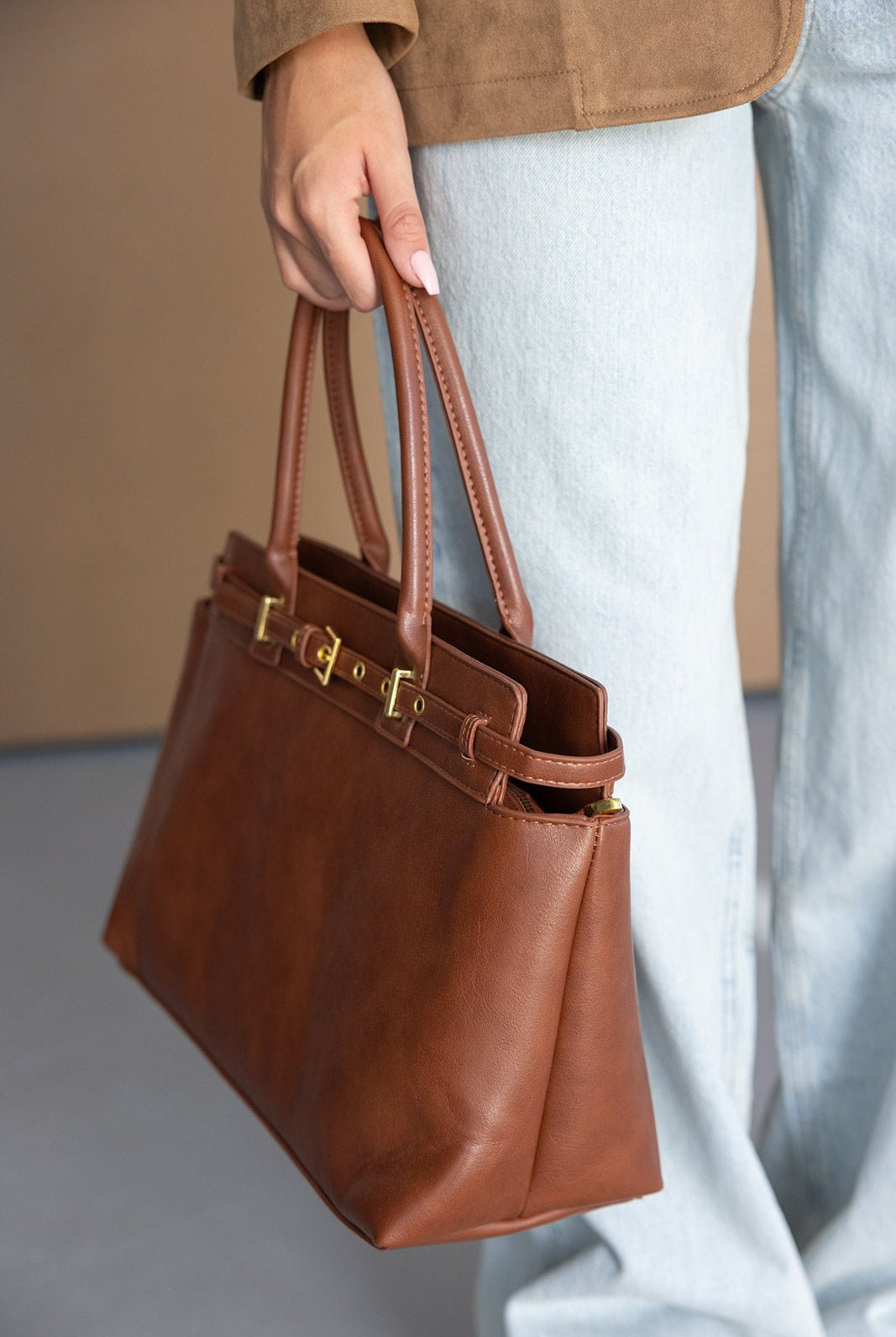 תיק יד חום לנשים מעור, עיצוב קלאסי עם אבזמים, סטייל אופנתי, אקססוריז לדפוקים