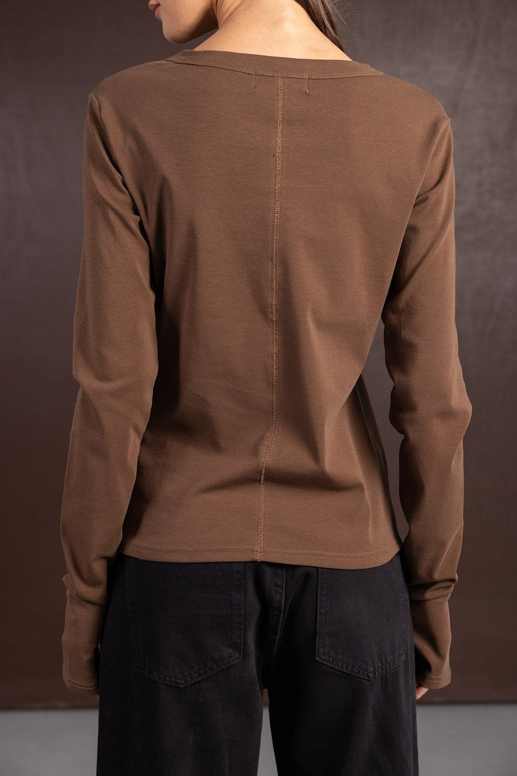 חולצת בייסיק חומה לנשים, שרוולים ארוכים, מבט מאחור, אופנת נשים צעירה