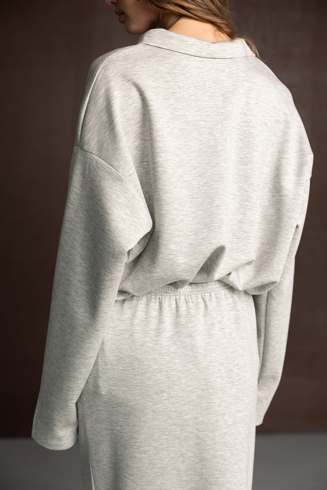 דוגמנית לובשת שמלת סווטשירט אפורה לנשים, בד רך, מראה אופנתי קז'ואל