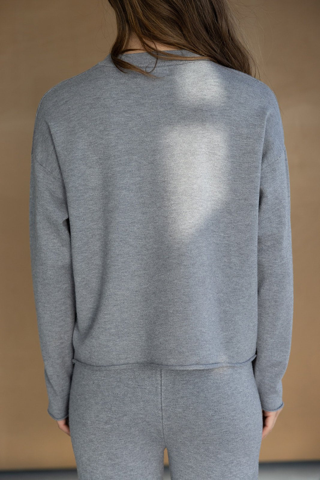 חליפת טרנינג נשים אפורה מבד רך, צילום מהגב, סט אופנתי לנערות