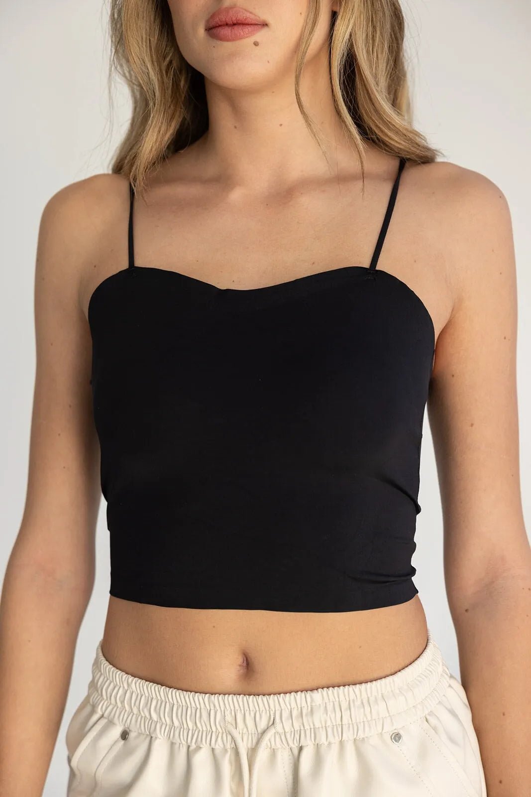קרופ טופ שחור עם כתפיות דקות לאישה, אופנת קיץ לנערות